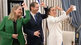 נועה קירל והנשיא הרצוג, צילום: עמוס בן גרשום/ לעמ